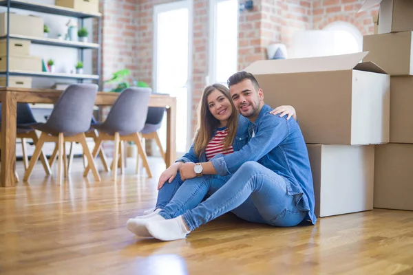 Junges schönes verliebtes Paar, das in ein neues Zuhause zieht, auf dem — Stockfoto