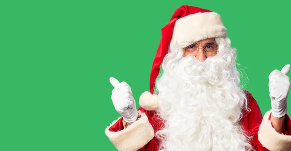 산타클로스 의상을 수염을 중년의 잘생긴 남자가 손으로 긍정적 몸짓을 손가락으로 — 스톡 사진
