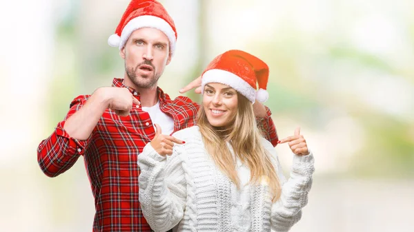 Giovane Coppia Innamorata Indossa Cappello Natale Sfondo Isolato Guardando Fiducioso — Foto Stock