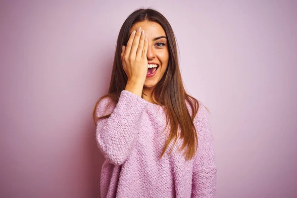 Młoda Piękna Kobieta Ubrana Luźny Sweter Stojąca Nad Odizolowanym Różowym — Zdjęcie stockowe