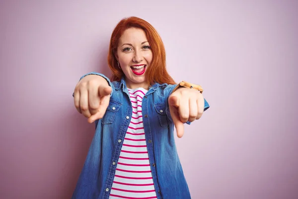 Schöne Rothaarige Frau Trägt Jeanshemd Und Gestreiftes Shirt Über Isoliertem — Stockfoto