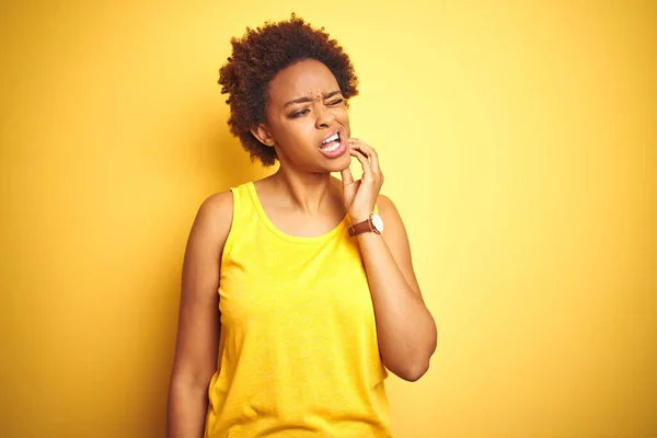 치아에 치통이나 질환으로 고통스러운 표정으로 만지는 노란색 티셔츠를 아프리카 미국인 — 스톡 사진
