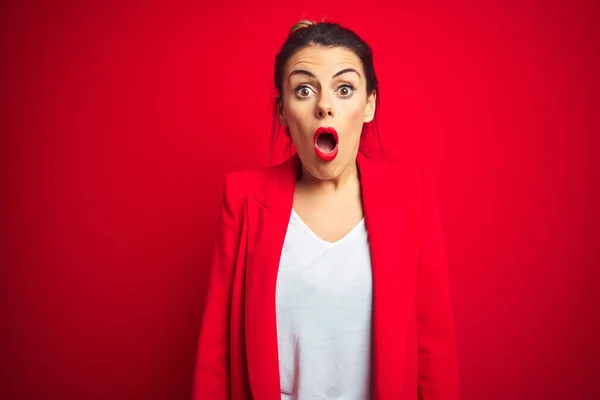 Young Beautiful Business Woman Standing Red Isolated Background Shock Face — Stock Photo, Image