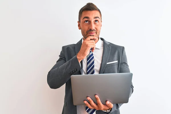 Junger Gutaussehender Geschäftsmann Der Mit Computer Laptop Über Isoliertem Hintergrund — Stockfoto