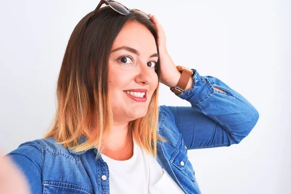 Jonge Mooie Vrouw Draagt Denim Shirt Staan Geïsoleerde Witte Achtergrond — Stockfoto