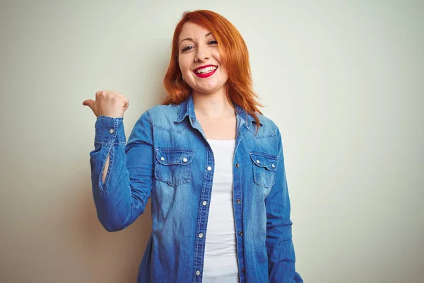 Jovem Mulher Ruiva Bonita Vestindo Camisa Jeans Sobre Fundo Isolado — Fotografia de Stock