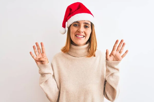 Mooie Roodharige Vrouw Draagt Kerst Hoed Geïsoleerde Achtergrond Tonen Wijzen — Stockfoto