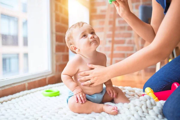 Anaokulunda Battaniyenin Üzerinde Oturan Güzel Çocuk — Stok fotoğraf