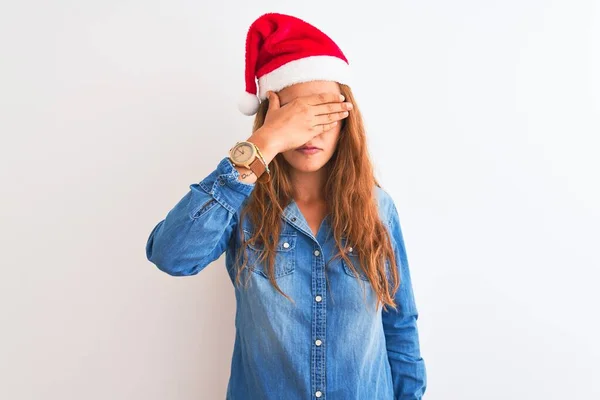 Молодая Красивая Рыжая Женщина Рождественской Шляпе Изолированном Фоне Закрывая Глаза — стоковое фото