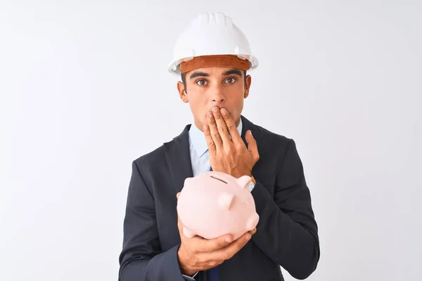 Schöner Architekt Mann Mit Helm Hält Sparschwein Über Isoliertem Weißem — Stockfoto