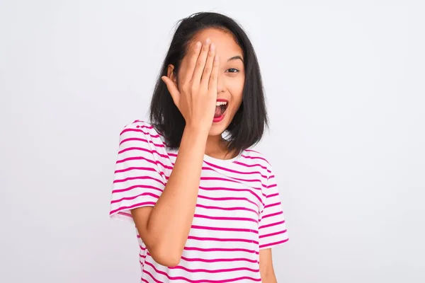 Jonge Chinese Vrouw Met Gestreept Shirt Een Geïsoleerde Witte Achtergrond — Stockfoto