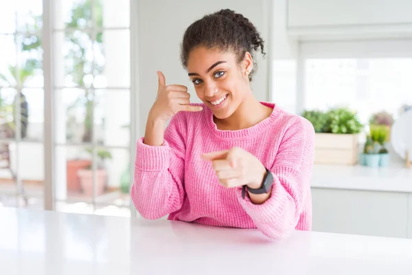 Mulher Americana Africana Bonita Com Cabelo Afro Vestindo Camisola Rosa — Fotografia de Stock