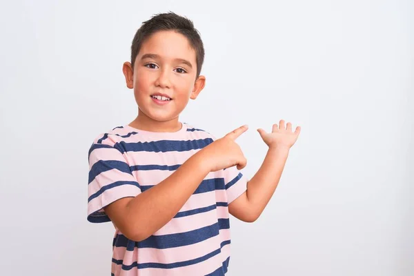 Hermoso Niño Con Camiseta Rayas Casuales Pie Sobre Fondo Blanco — Foto de Stock