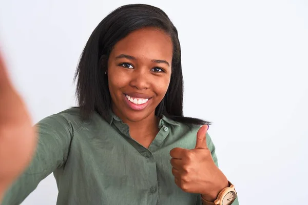 Mooi Jong Afrikaans Amerikaans Vrouw Nemen Selfie Geïsoleerde Achtergrond Gelukkig — Stockfoto