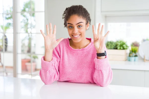 Красивая Африканская Американка Афроволосами Розовом Свитере Показывающая Пальцами Номер Девять — стоковое фото