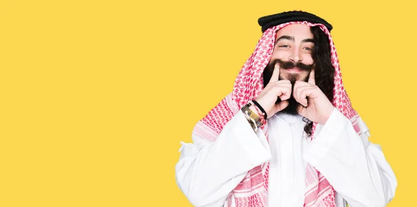 Arabský Obchodní Muž Dlouhými Vlasy Tradiční Keffise Šátek Otevřenými Ústy — Stock fotografie