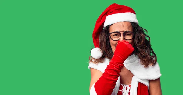 Middelbare Leeftijd Vrouw Draagt Kerstman Kostuum Ruiken Iets Stinkend Walgelijk — Stockfoto