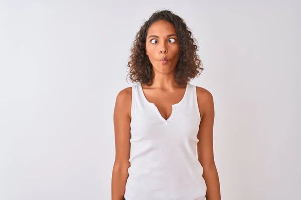 Jeune Femme Brésilienne Portant Shirt Décontracté Debout Sur Fond Blanc — Photo