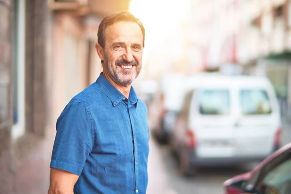 Medioevo Bell Uomo Piedi Sulla Strada Sorridente — Foto Stock