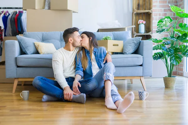 Joven hermosa pareja sentada en el piso de nuevo apartamento, sm — Foto de Stock