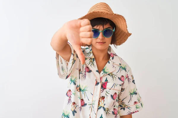 Mujer Vacaciones Con Sombrero Verano Camisa Gafas Sol Sobre Fondo — Foto de Stock