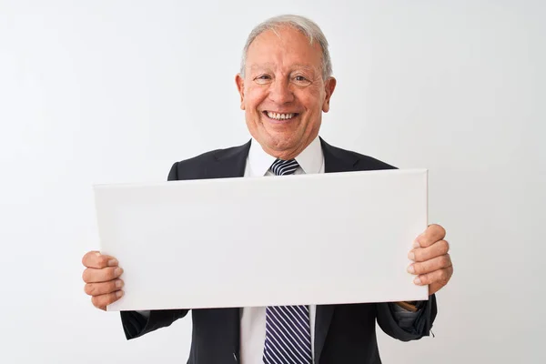 Empresário Sênior Vestindo Terno Segurando Banner Sobre Fundo Branco Isolado — Fotografia de Stock