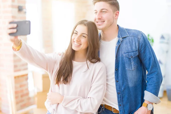 Vackra unga paret leende lycklig tar en selfie foto med — Stockfoto