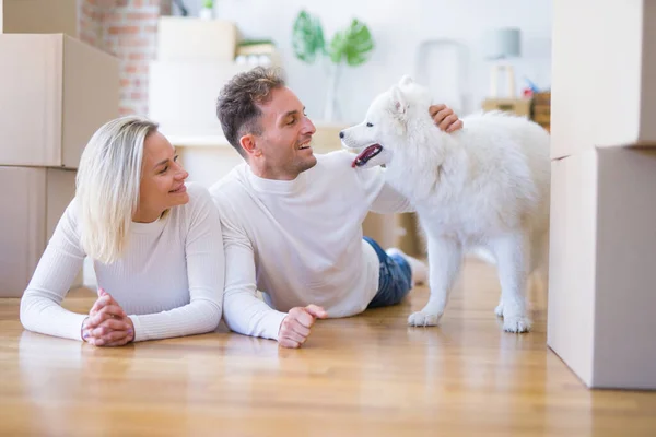 Joven Hermosa Pareja Con Perro Acostado Suelo Nuevo Hogar Alrededor — Foto de Stock