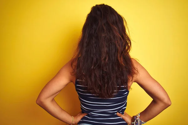 Jonge Mooie Vrouw Draagt Gestreepte Shirt Staan Geïsoleerde Gele Achtergrond — Stockfoto