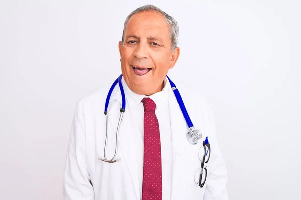 Senior Uomo Medico Dai Capelli Grigi Indossa Stetoscopio Piedi Sopra — Foto Stock