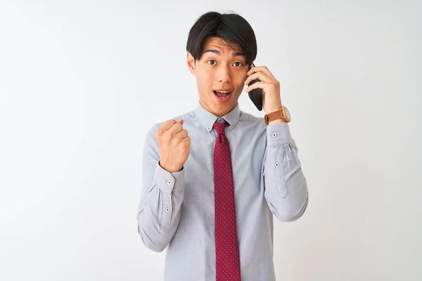 Chinesischer Geschäftsmann Mit Krawatte Spricht Auf Dem Smartphone Vor Isoliertem — Stockfoto