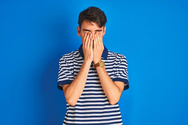 Menino Adolescente Vestindo Camiseta Casual Sobre Fundo Azul Isolado Esfregando — Fotografia de Stock