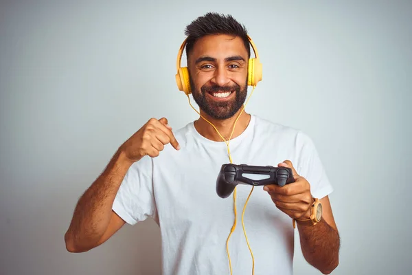Árabe Hombre Jugador Indio Jugando Videojuego Usando Auriculares Sobre Fondo —  Fotos de Stock