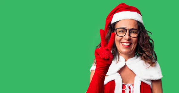 Medelålders Kvinna Bär Santa Claus Kostym Visar Och Pekar Upp — Stockfoto