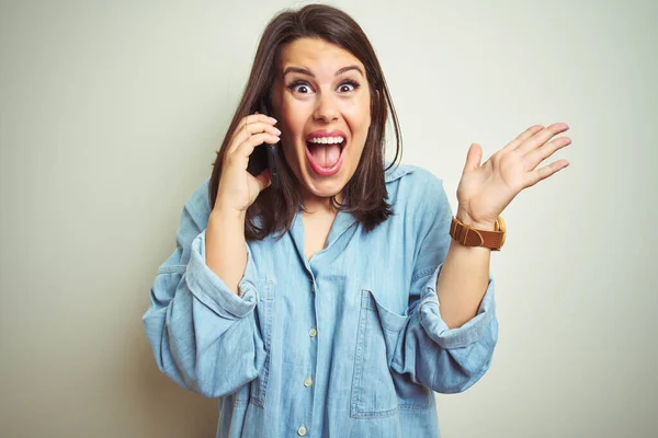 Junge Schöne Frau Unterhält Sich Mit Smartphone Über Isolierten Hintergrund — Stockfoto