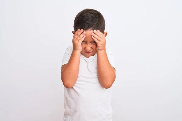 Beau Garçon Enfant Portant Shirt Décontracté Debout Sur Fond Blanc — Photo