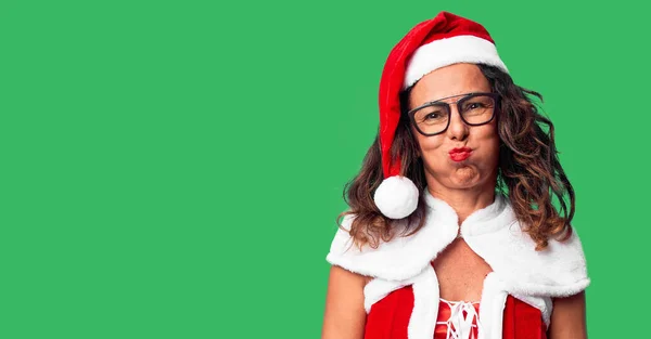 Medelålders Kvinna Klädd Jultomte Kostym Puffande Kinder Med Roligt Ansikte — Stockfoto