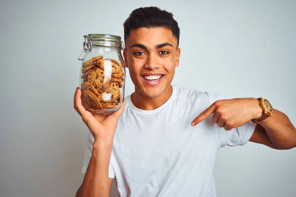 Jovem Brasileiro Segurando Frasco Biscoitos Sobre Fundo Branco Isolado Com — Fotografia de Stock