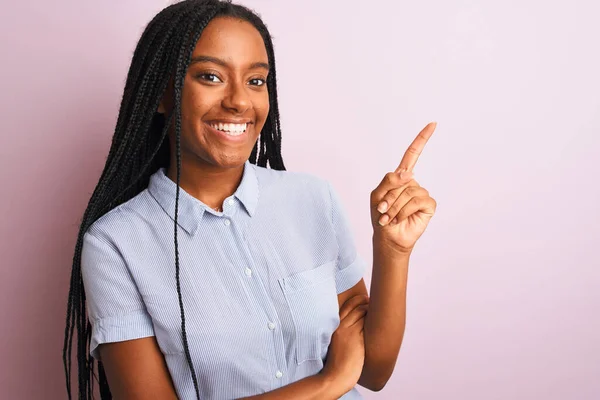 Jonge Afro Amerikaanse Vrouw Draagt Gestreept Shirt Staande Geïsoleerde Roze — Stockfoto