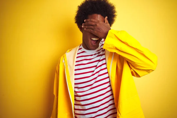 Afroamerikansk Man Med Afro Hår Bär Regnrock Stående Över Isolerad — Stockfoto