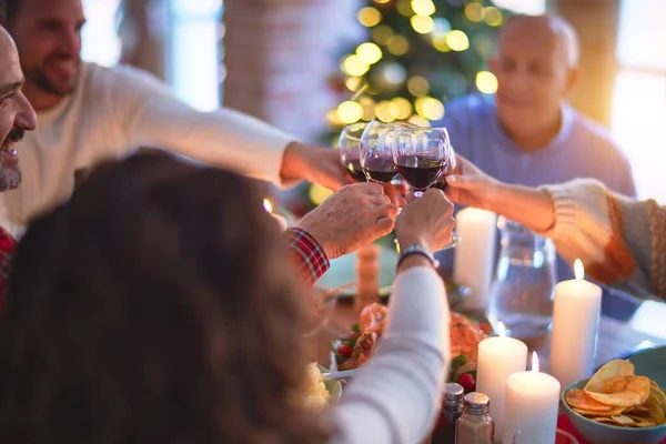 美しい家族の笑顔幸せと自信 自宅でクリスマスを祝うワインのカップでロースト七面鳥とトーストを食べる — ストック写真