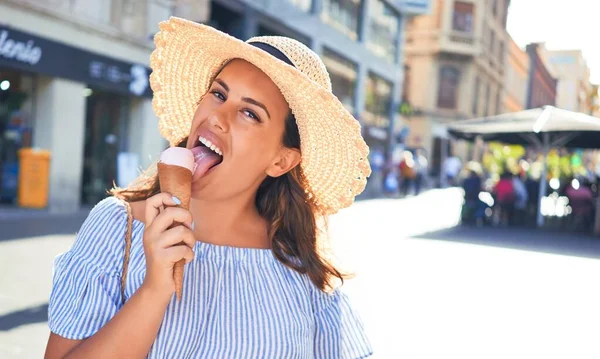 Jeune Belle Femme Mangeant Cône Crème Glacée Marchant Dans Rue — Photo