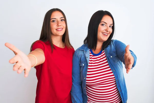 Junge Schöne Frauen Lässiger Kleidung Die Vor Isoliertem Weißen Hintergrund — Stockfoto