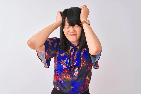 Jonge Mooie Chinese Vrouw Dragen Zomer Bloemen Shirt Geïsoleerde Witte — Stockfoto