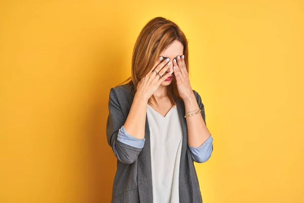 Rossa Donna Affari Caucasica Sfondo Giallo Isolato Confuso Infastidito Con — Foto Stock