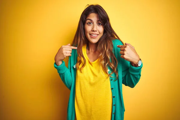 Giovane Donna Che Indossa Shirt Maglione Verde Piedi Sfondo Ingiallito — Foto Stock