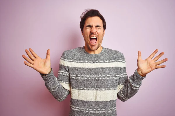 Ein Junger Gutaussehender Mann Lässig Gestreiftem Pullover Steht Vor Isoliertem — Stockfoto