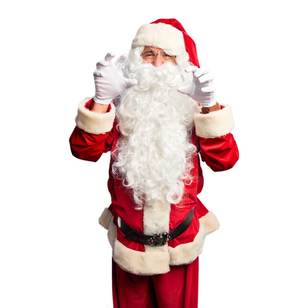 中年英俊男子 身穿圣诞老人服装 蓄着胡子 站在那里笑着笑着 像猫一样做爪子动作 咄咄逼人 表情性感 — 图库照片