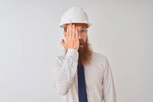 Młody Rudy Irlandzki Architekt Noszący Kask Ochronny Białym Tle Zakrywający — Zdjęcie stockowe