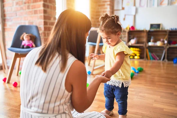 Joven Hermosa Maestra Niño Pequeño Jugando Con Pequeños Bloques Construcción —  Fotos de Stock